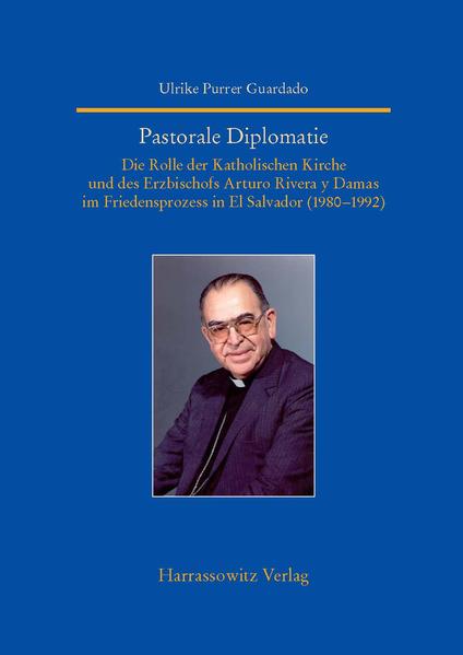 Im Januar 1992 ging in El Salvador einer der blutigsten Bürgerkriege Lateinamerikas zu Ende. Die Vereinten Nationen hatten während der letzten zwei Jahre vermittelnd in den bewaffneten Konflikt eingegriffen und maßgeblich zur Unterzeichnung des Friedensvertrags zwischen Regierung und Guerilla beitragen können. Bisher fast unbeachtet blieb jedoch das vielschichtige Friedensengagement der Katholischen Kirche. Ulrike Purrer Guardado beschreibt, wie die pastorale Diplomatie des Erzbischofs Arturo Rivera y Damas und seiner Mitstreiter von Beginn des Bürgerkriegs an den Weg für Gesprächsfähigkeit und Verhandlungsbereitschaft beider Konfliktparteien in entscheidender Weise ebnete. Die Predigten und Pastoralbriefe des Erzbischofs, seine persönlichen Gespräche und Pendelmissionen zwischen den Kriegsparteien, die Organisation von Gefangenenaustauschen und humanitärer Flüchtlings- und Versehrtenhilfe, die Moderation mehrerer Dialogrunden sowie die Einbeziehung der Zivilgesellschaft zeigen, dass Rivera y Damas‘ oberstes Ziel das Erreichen des Friedens war. Purrer Guardados Untersuchung stellt erstmals umfassend seinen Beitrag zur Überwindung des bewaffneten Konflikts in El Salvador dar und füllt damit einen blinden Fleck in Forschung und Erinnerungskultur, dessen Aufarbeitung längst überfällig war. Die Doktorarbeit von Ulrike Purrer Guardado leistet einen großen Beitrag, indem sie die Rolle der Kirche und Monseñor Rivera y Damas´ aufzeigt und unserem Land und der Welt auf diese Weise eine Wahrheit vorlegt, die die Machthabenden in El Salvador mit allen Kräften zu verschweigen und seit 20 Jahren zu leugnen versuchen. (Gregorio Rosa Chávez, Weihbischof von San Salvador)
