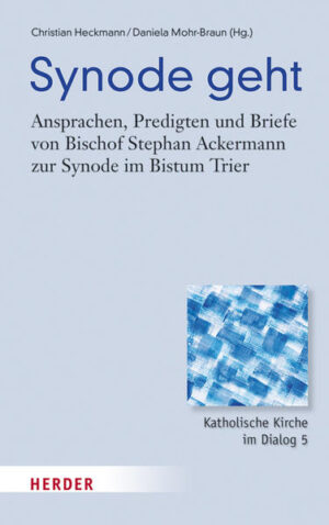 Von Dezember 2013 bis April 2016 fand die Trierer Diözesansynode statt. Der Band versammelt begleitende Ansprachen, Predigten und Briefe von Bischof Ackermann. Er gibt so Einblicke in die Themen und kommunikativen Prozesse, verdeutlicht die Anliegen des Bischofs und zeigt, dass auch unbequeme Fragen behandelt wurden. »Synode geht!« ist ein Signal der Ermutigung-über die Grenzen des Bistums Trier hinaus. Mit Beiträgen von Christian Heckmann und Daniela Mohr-Braun. "Dadurch, dass die Wortmeldungen nun nicht mehr wie bislang in Einzelveröffentlichungen verstreut bzw. lediglich online zugänglich sind, wird die innere Gesamtdynamik der Synode ablesbar. Zur Einordnung der einzelnen Texte in den konkreten Synodenverlauf helfen die vorangestellten Einführungen des Sekretärs der Synode, Christian Heckmann. Manche meiner Einlassungen geschahen spontan aus der gegebenen Situation heraus. Sie wurden nachher verschriftlicht. Man merkt ihnen noch das Momenthafte und Unfertige an. Bis auf kleine sprachliche Verbesserungen wurden sie nachträglich nicht redigiert. Gerade dadurch wird deutlich, dass wir uns mit unserer Diözesansynode auf einen Weg ekklesialer Beratung begeben haben, der sich wesentlich im Gehen Schritt für Schritt-im wahrsten Sinn des Wortes-ent-´wickelte´.“