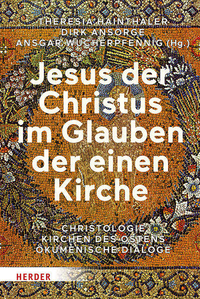 Die christologischen Forschungen von Kardinal Alois Grillmeier haben weltweit Beachtung gefunden. Der Band widmet sich aufgrund von jüngeren Forschungen Themen des von ihm begründeten und von Theresia Hainthaler fortgeführten Werkes „Jesus der Christus im Glauben der Kirche“, beleuchtet diese neu und führt die Diskussion weiter. In den Beiträgen international angesehener Forscher kommen auch die Kirchen des Ostens und deren theologische Traditionen neu in den Blick, von wo aus sich neue Wege öffnen für die entsprechenden ökumenischen Dialoge. Die Relecture des Werkes von Alois Grillmeier gibt darüber hinaus wichtige Anstöße für die christologischen Debatten, die außer den verschiedenen christlichen Kirchen und Konfessionen auch den frühen Islam im Blick haben. "Mit dem Wachsen des ökumenischen Geistes und Gesprächs in unserer Zeit haben wir auch die geistige Einstellung gewonnen, den Glauben der gespaltenen Kirchen je von innen her zu erfühlen und erst von daher über gegenseitige Nähe und Ferne zu urteilen." (Alois Grillmeier) Mit Beiträgen von Dirk Ansorge, Brian E Daley, Igor Dorfmann-Lazarev, Theresia Hainthaler, Thomas Graumann, Cyril Hovorun, Hans-Joachim Höhn, Lenka Karfíková, Kurt Koch, Christoph Markschies, Andrew Louth, Lorenzo Perrone, Karl Pinggéra, Louis Raphaël Sako, David Taylor, David Thomas, Ansgar Wucherpfennig, Johannes Zachhuber