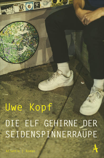 »Uwe Kopfs sardonisches Romandebüt ist brillant und zutiefst erschütternd und voller Heiterkeit.« Christian Kracht Es beginnt mit einem Ende. Mit Toms Ende. Im Mai 1998 erhängt sich »der 40-jährige Junge«, auch Jesus genannt, in Hamburg-Barmbek »nach Art der Greise«. Tom ist wohl das, was die Gesellschaft leichtfertig eine gescheiterte Existenz nennt - kein Glück mit den Frauen, ein Gelegenheitsjob als Briefsortierer, auf Suche nach dem Ausweg. Über die Abgründe und Niederlagen wird Tom von seinem Bruder Sören und immer wieder dem nächsten Bier getragen. Doch auf jeden Hoffnungsschimmer, auf jeden Rausch folgt auch Ernüchterung. Bis nichts mehr geht. In virtuoser, zugleich radikal einfacher Sprache und mit popliterarischen Anleihen komponiert Uwe Kopf einen witzigen, traurigen, unsentimentalen Streifzug durch Toms Leben, nicht im Sinne eines befindlichkeitsfixierten Lamentos, sondern als lebenspralle Geschichte. Dabei entwirft er auch ein Kaleidoskop des kleinbürgerlichen und prekären Hamburgs der siebziger, achtziger und neunziger Jahre. »Ein Buch, das Superlative verdient.« Deutschlandfunk