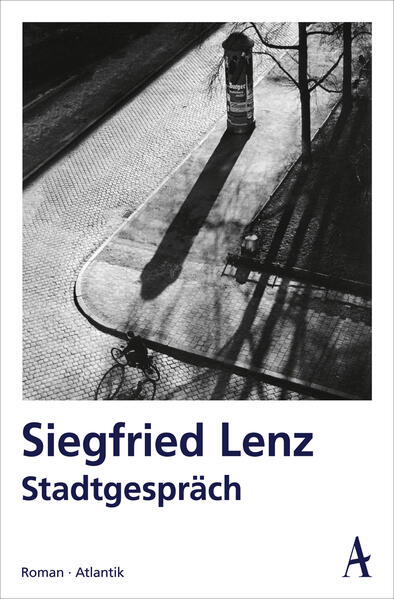 „Dieser Roman von Siegfried Lenz hat alle Essenzen der Weltliteratur: Überzeugungskraft, eine wesentliche Thematik und das feingewobene Netz einer angemessenen Sprache.“ Westdeutscher Rundfunk Eine kleine Stadt am Fjord, besetzt von fremden Truppen. Während sich viele Bewohner unter den neuen Herrschern eingerichtet haben, leistet eine kleine Gruppe von Partisanen hartnäckig Widerstand. Doch eines Morgens lässt der Kommandant der Stadt vierundvierzig Geiseln festnehmen. So soll Daniel, der junge Anführer der Widerstandsgruppe, gezwungen werden, sich zu stellen. Er muss sich entscheiden: Folgt er der Aufforderung, wird es keinen Widerstand mehr geben. Stellt er sich nicht, sterben vierundvierzig Männer. Welche Opfer darf man für die gute Sache in Kauf nehmen? Und rechtfertigt das konsequente Festhalten an den eigenen Idealen den Tod vieler Unschuldiger? In Stadtgespräch erkundet Siegfried Lenz vorsichtig menschliches Handeln in moralischen Ausnahmesituationen.