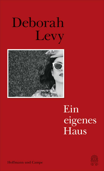 Wie wird und wie bleibt man die Hauptfigur des eigenen Lebens, und zwar als Frau? Was braucht es, um diese Rolle nicht nur auszufüllen, sondern darin auch ein erfülltes Leben zu führen? Was sollten wir „besitzen, worauf Anspruch erheben, was wegwerfen, was weitergeben“? Nach dem internationalen Erfolg von Was das Leben kostet setzt Deborah Levy in Ein eigenes Haus ihre Verortung des weiblichen Selbst im 21. Jahrhundert konsequent fort. Deborah Levy ist um die sechzig. Die großen Lebensstationen wie die Familiengründung, der Abschied von den eigenen Eltern, die Begleitung der Kinder hinaus ins Leben liegen hinter ihr. Aber was heißt das schon? Bleibt die große Frage nicht immer, was das Leben wert ist? Und wann steht man eigentlich „mitten“ darin? Zu einem Zeitpunkt, der zunächst vor allem vom Danach bestimmt scheint, wagt Levy eine Bestandsaufnahme ihres Habens und Wollens, all der tatsächlich durchschrittenen und nur erträumten Lebensräume, und gelangt zu überraschenden und rasiermesserscharf formulierten Einsichten darüber, worauf es in der weiblichen Hauptrolle wirklich ankommt.