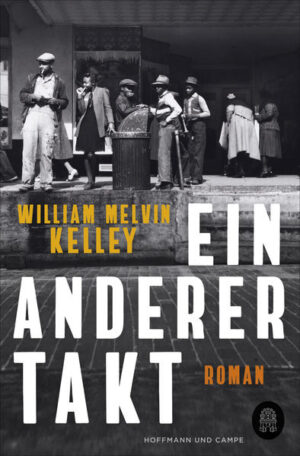 "Der vergessene Gigant der amerikanischen Literatur" The New Yorker Die kleine Stadt Sutton im Nirgendwo der Südstaaten. An einem Nachmittag im Juni 1957 streut der schwarze Farmer Tucker Caliban Salz auf seine Felder, tötet sein Vieh, brennt sein Haus nieder und macht sich auf den Weg in Richtung Norden. Ihm folgt die gesamte schwarze Bevölkerung des Ortes. William Melvin Kelleys wiederentdecktes Meisterwerk Ein anderer Takt ist eines der scharfsinnigsten Zeugnisse des bis heute andauernden Kampfs der Afroamerikaner für Gleichheit und Gerechtigkeit. Fassungslos verfolgen die weißen Bewohner den Exodus. Was bringt Caliban dazu, Sutton von einem Tag auf den anderen zu verlassen? Wer wird jetzt die Felder bestellen? Wie sollen die Weißen reagieren? Aus ihrer Perspektive beschreibt Kelley die Auswirkungen des kollektiven Auszugs. Liberale Stimmen treffen auf rassistische Traditionalisten. Es scheint eine Frage der Zeit, bis sich das toxische Gemisch aus Wut, Verzweiflung und Hilflosigkeit entlädt. Mal mit beißendem Sarkasmus, mal mit überraschendem Mitgefühl erzählt hier ein schwarzer Autor vom weißen Amerika. Ein Roman von beunruhigender Aktualität.