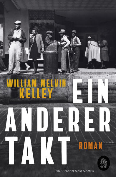 "Der vergessene Gigant der amerikanischen Literatur" The New Yorker Die kleine Stadt Sutton im Nirgendwo der Südstaaten. An einem Nachmittag im Juni 1957 streut der schwarze Farmer Tucker Caliban Salz auf seine Felder, tötet sein Vieh, brennt sein Haus nieder und macht sich auf den Weg in Richtung Norden. Ihm folgt die gesamte schwarze Bevölkerung des Ortes. William Melvin Kelleys wiederentdecktes Meisterwerk Ein anderer Takt ist eines der scharfsinnigsten Zeugnisse des bis heute andauernden Kampfs der Afroamerikaner für Gleichheit und Gerechtigkeit. Fassungslos verfolgen die weißen Bewohner den Exodus. Was bringt Caliban dazu, Sutton von einem Tag auf den anderen zu verlassen? Wer wird jetzt die Felder bestellen? Wie sollen die Weißen reagieren? Aus ihrer Perspektive beschreibt Kelley die Auswirkungen des kollektiven Auszugs. Liberale Stimmen treffen auf rassistische Traditionalisten. Es scheint eine Frage der Zeit, bis sich das toxische Gemisch aus Wut, Verzweiflung und Hilflosigkeit entlädt. Mal mit beißendem Sarkasmus, mal mit überraschendem Mitgefühl erzählt hier ein schwarzer Autor vom weißen Amerika. Ein Roman von beunruhigender Aktualität.