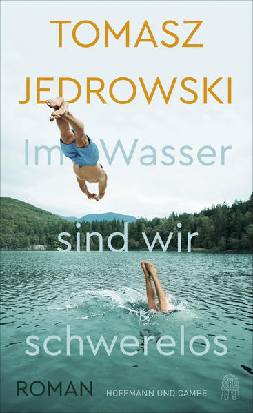 „Elegant, unwiderstehlich und von melancholischer Schönheit.“ Evening Standard „Ein zauberhaftes Buch, sinnlich und intensiv.“ Literary Review „Das überwältigende Debüt eines jungen Autors, der so unglaublich gut schreibt wie kaum ein anderer.“ The Guardian, Buch des Jahres Ein Sommer. Eine Liebe. Ein unvergesslicher Roman über das, was zählt. Über den letzten Sommer der Jugend. Über Liebe und Verlust. Und über die Opfer, die wir bringen, um aufrecht durchs Leben zu gehen. Ludwik ist verliebt. Es ist der Sommer nach dem Examen, ein Sommer, in dem alles anders wird. Denn Ludwik ist verliebt in Janusz, eine Unmöglichkeit in Polen im Jahr 1980. Zu zweit verbringen sie magische Tage an einem verborgenen See im Wald. Hier können sie sich einander offenbaren, hier erleben sie die große Liebe. Doch irgendwann ist der Sommer zu Ende, sie müssen zurück in die Stadt. Die Welt befindet sich im Umbruch, Ludwik träumt von der Flucht in den Westen, Janusz wählt eine Karriere innerhalb des Systems. Ludwik muss sich entscheiden: für ein Leben voller Heimlichkeiten - oder den Mut, er selbst zu sein.