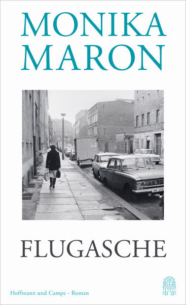 Der Roman, der in der DDR nicht erscheinen durfte - über ein großes Thema unserer Zeit Flugasche erzählt die zwei Geschichten der 30-jährigen Journalistin Josefa Nadler. Beruflich schreibt sie in einer Reportage die Wahrheit über das Kraftwerk B., tritt für die Rechte der dort wohnenden Menschen ein, darf ihre Reportage jedoch nicht veröffentlichen. Sie muss sich vor ihren Kollegen und der Partei rechtfertigen. Privat lebt sie allein mit ihrem Sohn, gefangen in einem Gefühlschaos zwischen der Sehnsucht nach Geborgenheit und Freiheit und der Erfahrung von Einsamkeit und Zwang. Ein großer Roman, der danach fragt, wie man sich im Leben selbst gerecht bleiben kann.