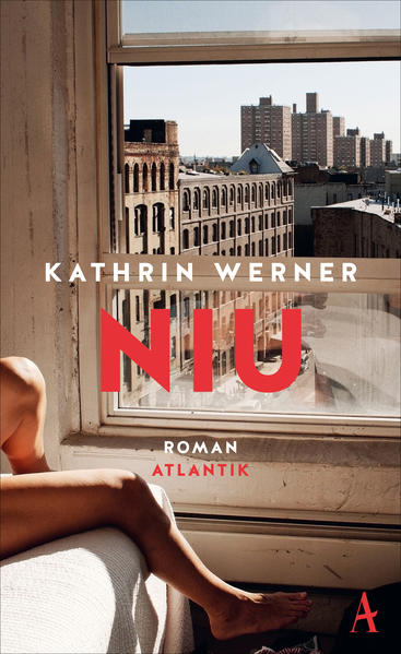 "Ich heiße Niu. N und I und U." Ein Neustart in New York. Die Hoffnung auf bessere Zeiten. Doch die Vergangenheit reist mit. Aber dann kommt Niu ... Carmen und Thomas sind gerade erst nach New York gezogen. Sie haben große Pläne für ihr neues gemeinsames Leben. Doch dann lernen sie unabhängig voneinander Niu kennen. Wie zufällig taucht sie immer wieder auf: in der U-Bahn, im Coffee Shop, an der Brooklyn Bridge.Beide verfallen schnell Nius Bann und beginnen, ihr bisheriges Leben zu hinterfragen. Thomas versucht in seinem neuen Traumjob anzukommen und Deutschland hinter sich zu lassen. Carmen wird immer wieder von der Erinnerung an Erlebnisse in Deutschland heimgesucht, von denen Thomas nichts weiß. Werden sich Carmen und Thomas wieder annähern? Und welche Rolle spielt Niu dabei? Niu erzählt mit feinem Gespür von den Wünschen und Sorgen eines jungen Paares in unserer schnelllebigen Zeit, in der sich Beziehungen, Rollenverständnisse, individuelle Freiheit, die perfekte Idee von Familie und all die unendlichen Möglichkeiten ständig neu definieren - und doch neben einer großen Sehnsucht nach Stetigkeit und Verlässlichkeit stehen.