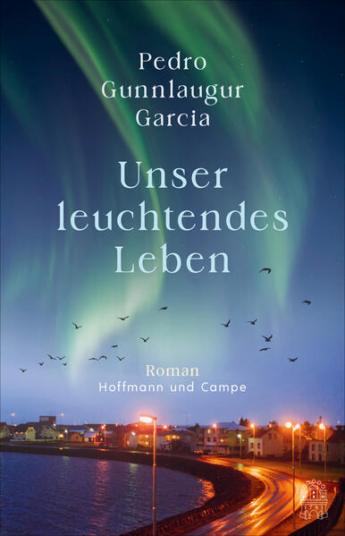 Eine Familiensaga aus Island - funkensprühend und unvergesslich Island 2089. Die junge Programmiererin Jóhanna versucht verzweifelt den Spagat zwischen ihrem anspruchsvollen Beruf und ihrem neuen Leben als alleinerziehende Mutter. Aber ihr Virtual-Reality-Projekt stockt, und so beginnt sie eines einsamen Abends, endlich das Romanmanuskript ihres Vaters zu lesen, zu dem sie seit einem heftigen Streit keinerlei Kontakt mehr hat. Vor ihr entfaltet sich überraschend ein zunehmend gewaltiges, Jahrhunderte und Kontinente umspannendes Familientableau. Immer dringlicher fragt sich Jóhanna, warum sie hier zum ersten Mal von den Wurzeln ihrer Familie erfährt. Welchem so lange unsagbaren Kern nähert sich ihr Vater mit seiner Erzählung? Und wird ihnen am Ende vielleicht doch eine Versöhnung möglich sein? Die isländische Variante von Hundert Jahre Einsamkeit für unser Hier und Jetzt - ein magisches Familienepos: humorvoll, spannungsgeladen, klug und höchst unterhaltsam.