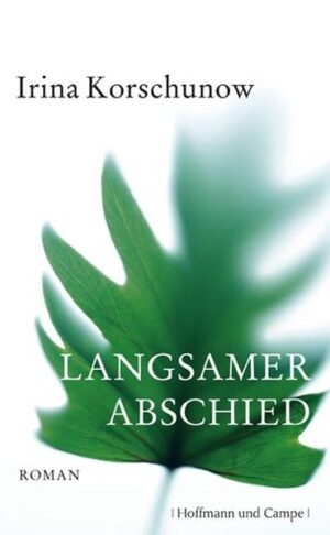 Eine bewegende Liebesgeschichte der großen Erzählerin Irina Korschunow. Nora und Pierre, zwei, die zusammengehörten, gemeinsam redeten und schwiegen, sich stritten und vertrugen, Pläne machten und sie verwarfen - bis Pierre mit seinem Auto in die Katastrophe rast und nichts mehr ist wie zuvor. Bewegend und einfühlsam erzählt Irina Korschunow in Langsamer Abschied vom Geheimnis der Liebe, das größer ist als das Geheimnis des Todes. 'Irina Korschunow besitzt eine Kraft und eine Ruhe, die auch ihre Geschichten mit Kraft und Ruhe und Sicherheit erfüllen.' Sybil Gräfin Schönfeldt