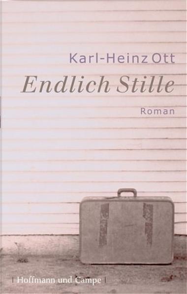 'Von Tag zu Tag wuchs mein Wille, ihn nicht nur loszuwerden, sondern zu vernichten.' Otts zweiter Roman 'Endlich Stille' ist zupackend, redegewaltig, irrwitzig und ebenso virtuos. In Straßburg steht am Bahnhofsausgang plötzlich dieser Mensch neben dem Erzähler ('Suchen Sie auch ein Hotel?') und will ihm nicht mehr von der Seite weichen. Von Stund an wird der Basler Philosoph (Spinoza-Spezialist) von diesem Schwadroneur und angeblichen Musiker (wankelmütiger Schubert-Verehrer) so lange belagert, tyrannisiert, unter den Tisch getrunken und an die Wand geredet, bis es nur noch einen schrecklichen Ausweg gibt. Der Roman handelt von den verheerenden Konsequenzen, die sich ergeben können, wenn man einen Fremden nicht im entscheidenden Augenblick wieder loswird. Er erzählt davon, wie sich der Alltag eines Menschen in kürzester Zeit fatal verändern kann. Ohne dass die Beteiligten spüren, auf welches Verhängnis sie sich zubewegen, nehmen die Dinge ihren Lauf. Ein wunderbar abgründiger Roman, dessen Komik aus dem Schrecken stammt und dessen Musikalität die Ereignisse bis zuletzt in der Schwebe hält.