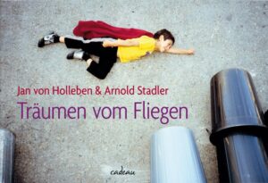 Vom Zauber der Kindheit. Als das Fliegen noch ein Kinderspiel war und die Welt voller Wunder. Dieses Buch bringt die schönsten Träume zurück. Die Inbrunst und Selbstvergessenheit, mit der Kinder spielen, wird immer einer der größten Schätze der Menschen sein. Wie magisch ziehen Jan von Hollebens Fotos in die Zeit hinein, als es jedem noch möglich war, in den Weltraum zu fliegen und vom Grund des Meeres Truhen voller Gold zu bergen. Als man nach dem Tod einfach wieder aufstand und weiter-spielte. Die Bildcollagen inspirieren dazu, die eigenen Träume wiederzuentdecken und neue zu entwickeln.