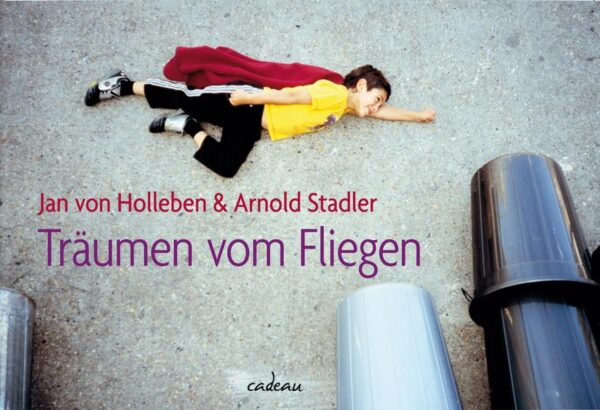 Vom Zauber der Kindheit. Als das Fliegen noch ein Kinderspiel war und die Welt voller Wunder. Dieses Buch bringt die schönsten Träume zurück. Die Inbrunst und Selbstvergessenheit, mit der Kinder spielen, wird immer einer der größten Schätze der Menschen sein. Wie magisch ziehen Jan von Hollebens Fotos in die Zeit hinein, als es jedem noch möglich war, in den Weltraum zu fliegen und vom Grund des Meeres Truhen voller Gold zu bergen. Als man nach dem Tod einfach wieder aufstand und weiter-spielte. Die Bildcollagen inspirieren dazu, die eigenen Träume wiederzuentdecken und neue zu entwickeln.