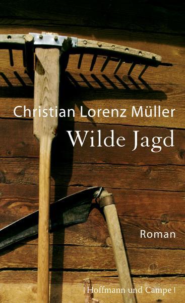 "Der Wind trieb Wolkenschatten zusammen, grauwollige Zottelwesen, die langsam ins Österreichische hinüberzogen." Emmeran spricht nicht gern. Lieber macht er die Stallarbeit oder Holz im Bergwald. Am offensten noch ist er gegenüber seinem Neffen Johannes. Als der bei einem Arbeitsunfall schwer verletzt wird, für den Emmeran sich verantwortlich fühlt, begreift er, dass lange Ungesagtes endlich ausgesprochen werden muss. Christian Lorenz Müller porträtiert in seinem Romandebüt zupackend und bilderreich einen sensiblen jungen Mann: Emmeran, der sich lieber um die Tiere kümmert und allein draußen im Holz arbeitet, statt viel zu reden. In seiner Freizeit gibt er den ländlichen Dämonen der Mittwinterzeit Gesichter, indem er behörnte Holzmasken schnitzt - bis er durch den möglicherweise folgenschweren Unfall von Johannes plötzlich aus der Bahn geworfen wird. Schuld und Sorgen treiben ihn um. Da lernt er Katja kennen und verliebt sich in sie. Durch sie kann sich die Verhärtung um ein lange gehütetes Geheimnis langsam lösen, und eine scheinbar im Schweigen erstarrte Welt beginnt sich zu verändern.