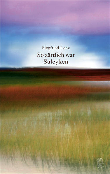 In So zärtlich war Suleyken spürt Siegfried Lenz gleichermaßen liebe- wie kunstvoll seinen Wurzeln nach. Masuren, dieser geschichtsträchtige Landstrich in Ostpreußen, seine Menschen, werden durch die unverwechselbare Stimme des Autors, seinen feinsinnigen, panoramahaften Erzählstil so plastisch, als ginge man dort mit ihnen spazieren oder auf die Jagd nach einem entlaufenen Hahn oder in die Krone eines Apfelbaums … Ein Buch über Erinnerung, über Heimat, über das, was bleibt.