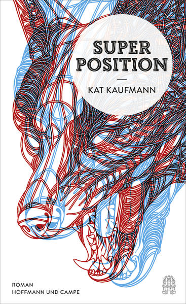 "Sei ekelhaft, divergent, zieh dich aus im Restaurant. Die, die dann bleiben und dir noch einen Drink bestellen, als wäre nichts, sind gut, die darfst du als Freunde behalten." Alles Schöne birgt Brutales. Jeder Schmerz Poesie. SUPERPOSITION seziert die Grundlagen einer Gesellschaft, in der ein herrenloser Hund zum aggressiven Wolf wird, der sich sein Rudel sucht. SUPERPOSITION ist die Geschichte der 26-jährigen Jazzpianistin Izy Lewin. Sie taumelt durch die Tage und die Nächte, während Vergangenheit und Gegenwart, Traum und Wirklichkeit ineinandergleiten. Izy steckt fest zwischen den erniedrigenden Hotel-Gigs, den Avancen des Regisseurs Marc und der Beschissenheit der Dinge an sich. Das große Sterben wird mit Babuschka Ella beginnen und nicht mehr aufhören. Was bleibt ihr noch, als mit einem Wolf den Mond anzujaulen? Bei einer Flasche Nastoy, zu alten Jazzplatten, Arm in Arm unter dem Tisch oder im Morgengrauen im Park. Mit Timur. Wo Timur ist, da ist die Tundra und die Steppe, da schmeckt und riecht es nach Zuhause. Ein Zuhause, das Izy nicht gehört, eines, das sie sich nur borgen darf. Und vielleicht ist das, was einen halten kann, ja überhaupt nicht in der Welt zu finden. Sondern im Kosmos. Und vielleicht gibt es einen Weg - um nicht wie die Welt an sich selbst zu zerbrechen - dort unterzutauchen. Vorübergehend ...