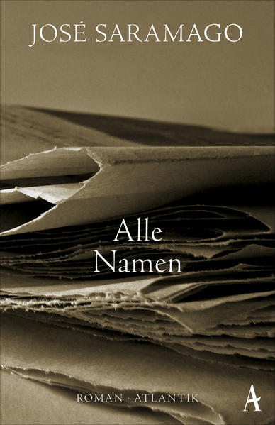 Senhor José ist um die fünfzig und arbeitet im zentralen Personenstandsregister seiner Stadt, das alle relevanten Informationen zu Leben und Tod ihrer Bewohner dokumentiert. Privat sammelt er Zeitungsausschnitte über berühmte Persönlichkeiten, wobei er immer mal wieder auf die Akten seiner Behörde zurückgreift. Eines Tages gerät ihm zufällig die Karteikarte einer unbekannten Frau zwischen die Unterlagen. Neugierig geworden, macht er sich auf die Suche nach weiteren Informationen über die Unbekannte und gerät dabei auf gefährliche Abwege.