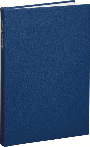 Vorzugsausgabe in Leder Nach seinem epochalen Dresden-Roman Der Turm führt uns Uwe Tellkamp nun auf die Reise in eine andere, eine namenlose Stadt. Eine Stadt mit Serapionstheater, Nautischer Akademie und Basar, eine Stadt, in der die Häuser empfindliche Wangen haben, die Walfänger im alten Getreidehafen rosten und die Menschen gegen den Uhrzeigersinn träumen. Zart und schwebend, farbig und vielstimmig: Uwe Tellkamp legt mit Reise zur blauen Stadt ein Gedicht in vierzig Kapiteln vor, und alle zusammen ergeben sie das Bild eines magischen Ortes, dessen Bewohner nach dem "wirklichen Blau" suchen.