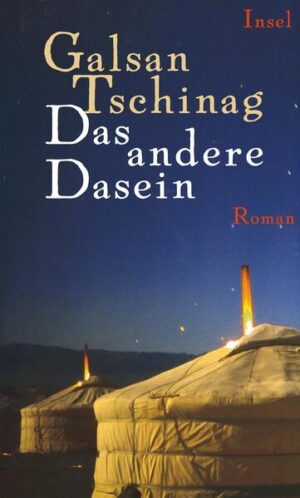 Galsan Tschinag, deutschsprachiger Schriftsteller aus der Mongolei und preisgekrönter Bestsellerautor, erzählt in seinem neuen Roman eine Liebesgeschichte voller Leidenschaft. Das andere Dasein meint die Chance, auch nach einem großen Verlust noch einmal das Glück zu erleben. Moskau im Spätfrühling des Jahres 1977: Der junge Burjate Minganbajir begegnet der ungarischen Studentin Anni und verliebt sich unsterblich. Sie erleben wunderbare Tage, dann muß sie nach Budapest zurückkehren. Sein einziger Brief kommt zurück mit dem Vermerk: »Kein Empfänger. Bitte an diese Adresse nicht wieder schreiben!«. Die Zeit vergeht, Minganbajir heiratet, gründet eine Familie und verdient seinen Lebensunterhalt als Dolmetscher. Die verlorene Liebe aber bleibt immer in seinem Herzen. Jahre später lernt er erneut eine Anni kennen. Sie ist die Chefin einer ungarischen Zirkustruppe, die er als Dolmetscher in die mongolische Steppe begleitet. Er fühlt sich auf geheimnisvolle Weise zu dieser Frau hingezogen, mit ihr verbunden, obgleich sie seine Anni nicht sein kann, denn sie ist wesentlich älter. Bei einem Ausflug in die winterliche Steppe kommen sich die beiden näher. Kann es sein, daß sie die Mutter der einstigen Geliebten ist? Und kann es sein, daß die Liebe die Generationen überschreitet?