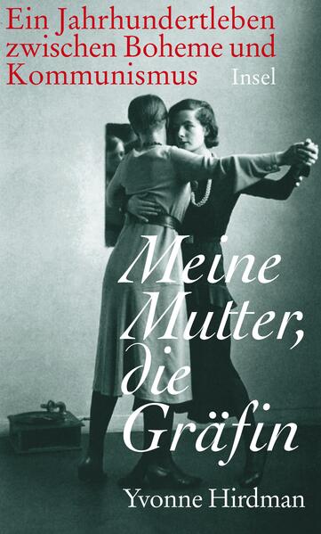 Yvonne Hirdman hat das Leben ihrer Mutter Charlotte (1900-1966) aufgeschrieben. Was für ein Leben! Aufgewachsen in der Bukowina (damals Österreich-Ungarn) als Tochter eines Hamburger Vaters und einer Schweizer Mutter, besuchte Charlotte in Weimar ein Mädchenpensionat, arbeitete in Jena als Buchhändlerin, tanzte im Berlin der Weimarer Republik, heiratete einen Grafen, ließ sich scheiden, floh als Kommunistin vor Hitler ins Exil nach Moskau, wo ihre neue Liebe Stalins Säuberungen zum Opfer fiel - bevor sie schließlich Zuflucht in Schweden fand, wo sie heiratete und blieb. In ihrem feinfühligen, lebendigen und extrem fesselnden Porträt der Mutter verbindet Hirdman auf faszinierende Weise europäische Geschichte mit der Geschichte ihrer Mutter - und ihrer eigenen. Hirdmans Buch ist die Beschreibung einer Mutter-Tochter-Beziehung, der Roman einer Familie, das Bild eines Jahrhunderts, ein Porträt über das Frauenbild und die Geschlechterverhältnisse der damaligen Zeit - und das ungewöhnliche Porträt einer faszinierenden, avantgardistischen, unerhörten und höchst attraktiven Frau: Charlotte, die rote Gräfin.