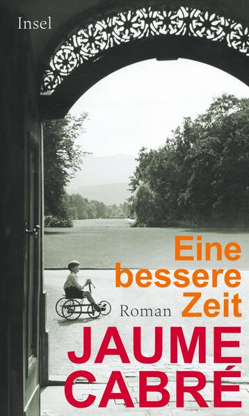 Er wollte sie nie, die Textilfabrik, die seit sieben Generationen den Reichtum der Gensanas bedeutete. Miquel wollte ein Leben in Barcelona, eins, das Überzeugungen folgt, nicht dem Geld. Doch mit den Jahren kamen die Niederlagen, dann die Zweifel und nun zwingt ihn der Tod eines Freundes zurückzukehren … Eine bessere Zeit erzählt vom Aufbegehren gegen die eigene Familie. Es ist ein Roman über die Kraft der Traditionen, über den Glauben an das Schöne angesichts der verlorenen Zeit - sprachgewaltig orchestriert vom Weltbestsellerautor Jaume Cabré. Als Miquel den Bruch mit seiner Familie herbeiführt, ist er keine zwanzig Jahre alt. Zusammen mit seinem Jugendfreund beginnt er ein Studium der Literatur an der Universität in Barcelona. Doch schon bald zieht es die beiden aus Faszination für eine Frau in den antifranquistischen Untergrund und sie laden eine Schuld auf sich, die nie mehr vergeht. Als Franco stirbt und Spanien sich verwandelt, muss Miquel nach und nach zurückfinden. Zu einem Leben ohne Idealismus, zu seiner Familie und dem erdrückenden Gewicht ihrer zweihundertjährigen Geschichte …