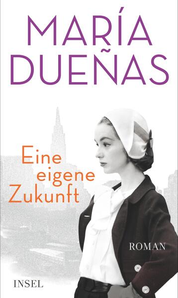 1936 holt der Vater die drei Töchter nach, aus der andalusischen Provinz mitten hinein in die Hauptstadt der Welt: New York. Hier sollen sie im Restaurant helfen. Doch als der Vater stirbt und das Geld kaum zum Überleben reicht, wissen sich Victoria, Mona und Luz nicht anders zu helfen: Sie verwandeln das väterliche Lokal in ihren eigenen Nachtklub … María Dueñas hat einen ergreifenden Schwesternroman geschrieben. Ein Buch über drei starke Frauen, die sich einen Platz in der Fremde erkämpfen, über Familienbande und den Glanz der ersten großen Gefühle. Zu Beginn ist New York eine einzige Überwältigung. Doch als der Vater bei einem tragischen Unfall ums Leben kommt, wird die Stadt für die Schwestern schnell zur Bedrohung. Wie sollen sie für sich und ihre lebensuntüchtige Mutter aufkommen? Victoria, Mona und Luz verzagen nicht, die jungen Frauen haben eine Idee: Warum verwandeln wir das Restaurant nicht in einen Nachtklub, in einen Ort für die vielen spanischen Migranten, mit Gesang, Tanz und Unterhaltung? Gemeinsam begeben sie sich auf ein verwegenes Abenteuer in den Häuserschluchten Manhattans. Sie begegnen der Liebe, verfallen der Leidenschaft für die Musik und kosten den süßen Geschmack der Unabhängigkeit zum allerersten Mal …