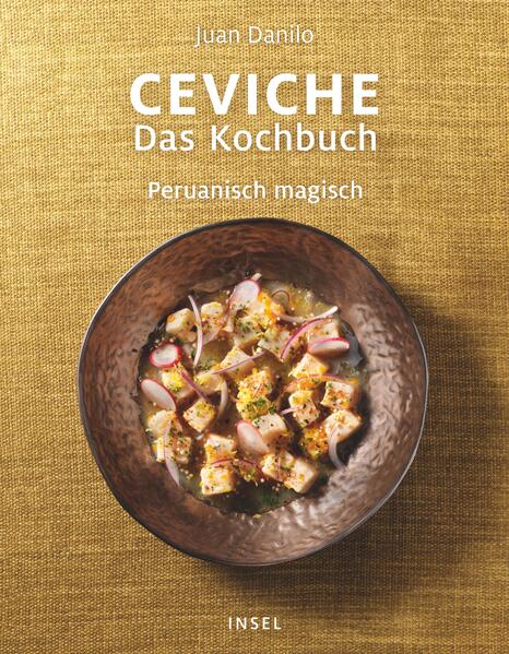 Das legendäre peruanische Ceviche - mit Limette und Salz marinierter Fisch - erobert derzeit die internationale Gastronomie. Kein Wunder, denn Ceviche ist eine kulinarische Sensation: ein raffiniertes und frisches Gericht, das sich auf vielfältige Weise variieren lässt - eine wahre Geschmacks- und Farbexplosion. Ozean, Regenwald, Hochgebirge: Peru ist eine natürliche Schatzkammer - und die Heimat des Ceviche. Ein großer Artenreichtum und die Impulse der Einwanderer aus aller Welt bescheren dem Land eine spektakuläre Gastronomie, in der es noch einiges zu entdecken gibt, darunter die facettenreiche Welt des Ceviche. Jeder Hafen am Pazifik, jede Stadt im Gebiet des Amazonas oder in den Anden schwört auf die eigene Zubereitungsart. Ceviche ist ein aufregendes Geschmackserlebnis - und dazu ein leichtes und gesundes Gericht, das nur wenige Zutaten benötigt. Der deutsch-peruanische Chefkoch Juan Danilo kennt alle Geheimnisse der peruanischen Gastronomie und verrät uns in diesem Buch seine Rezepte: von den raffinierten Ceviches der japanisch geprägten Nikkei-Küche über die Klassiker seiner Großmutter bis hin zu seinen eigenen, vegetarischen und fruchtig-exotischen Kreationen.