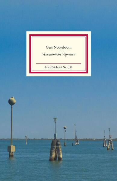 Wer Venedig kennenlernen will, muss sich darin verirren. Cees Nooteboom lässt sich auf das Wagnis ein und findet dabei seine ganz eigene Lagunenstadt. Kleine, versteckte Wege verlocken zum Betreten, vor allem, wenn ein Schild genau das verbietet. Die Gondeln schaukeln sanft auf dem Wasser und verführen schließlich auch den, der sich gegen solch touristischen Zeitvertreib immer gewehrt hat. Die Kostbarkeiten des Museo Correr betören den Besucher. Und über allem ruhen die Dogen, in ihren Sarkophagen auf halber Höhe der Kirchenmauer von Santi Giovanni e Paolo. In den Texten des großen Reisenden Cees Nooteboom und den Fotos von Simone Sassen ist eine der schönsten Städte der Welt neu zu entdecken.