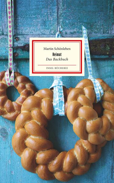 Christstollen und Osterzopf kennt jedes Kind. Aber viele Brauchtumsgebäcke, die traditionell zu den Feiertagen des Jahres gefertigt wurden, sind in Vergessenheit geraten: Neujahrsbrezeln, Mutscheln, Schmalznudeln, Kletzenbrot und viele andere. Konditormeister Martin Schönleben, Kultbäcker und Inhaber eines Cafés im Münchner Westen, möchte die süßen und salzigen Gebäcke wieder in Erinnerung rufen - vom Seelenstriezel bis zu den Melusinen. Er erzählt nicht nur die Geschichten dieser »Schmankerl«, sondern liefert auch Rezepte, die für den heutigen Hausgebrauch geeignet sind. Warum? »Weil es Spaß macht, die alten Gebäcke wieder zu entdecken und sie dann auch noch an den alten überlieferten Tagen zu backen!«