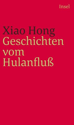 In ihrem Meisterwerk Geschichten vom Hulanfluß läßt die chinesische Schriftstellerin Xiao Hong den Ort und die Zeit ihrer Kindheit Wiederaufleben. Aus der Warte des kleinen Mädchens beschreibt sie das Städtchen Hulan im Nordosten Chinas zu Beginn des 20. Jahrhunderts und das Familienleben in einem chinesischen Wohnhof. Das unbeschwerte Zusammensein mit dem Großvater kontrastiert sie mit der Kälte im Elternhaus, wo einem Mädchen nur Verachtung geschenkt wird. Mit feiner Ironie beobachtet die Erzählerin die »Attraktionen« des Städtchens wie Tempelfeste und den Tanz der Schamanin, ebenso wie den Alltag der Bewohner. In der tragischen Geschichte von der Kindbraut, die von ihren Verwandten, einer im konfuzianischen Sinne »vorbildlichen« Familie, in den Tod getrieben wird, zeigt Xiao Hong, wie sehr sich die Tradition gegenüber der Humanität in einer Gesellschaft behauptet, die Lu Xun einmal als »eine Gesellschaft von Menschenfressern« bezeichnet hat.