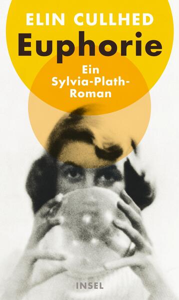 Sylvia Plath und ihr Mann Ted Hughes ziehen 1960 nach England. Sie renovieren ein altes Pfarrhaus auf dem Land und gründen eine Familie. Doch Ted lässt sie immer öfter allein mit den Kindern und dem Haushalt. Er schreibt in seinem Arbeitszimmer, besucht tagelang Freunde in London, während Sylvia im Grunde nur eins will: Schreiben, leben, lieben, der Welt ihren Stempel aufdrücken. Aber wie aus dieser Situation heraus etwas schaffen, das bleibt? Von Ted komplett verlassen, gerät sie in einen Rausch der Euphorie und Schaffenskraft. Ihr Wunsch zu sterben steht bereits fest, aber ihr Schreiben in diesen letzten Monaten bringt ihr Innerstes zum Leuchten. Euphorie ist ein Roman über das letzte Lebensjahr von Sylvia Plath, erzählt aus ihrer Perspektive, mit ihren Augen. Ein Buch voller Unmittelbarkeit, Wildheit, Mut - und ein literarisches Juwel, das es so noch nicht gegeben hat.