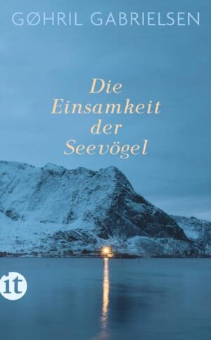 Eine Wissenschaftlerin reist mitten im Winter an den äußersten Zipfel Norwegens, um das Verhalten der Seevögel zu untersuchen. Ganz allein, umgeben von Schnee, tosendem Meer und rauer Natur, wartet sie auf die Rückkehr der Vögel. Und auf ihren Geliebten, der mit ihr die Einsamkeit teilen will. Doch warum verschiebt er seine Ankunft immer wieder? Woher kommen die seltsamen Geräusche in ihrer Hütte? Und war es der Wind, der ihr in der Dämmerung über den Körper strich, oder ist sie doch nicht allein? Mit atmosphärischer Sprengkraft und Dichte erzählt Gøhril Gabrielsen von einer Frau, die sich in der Einsamkeit selbst zu verlieren droht - in einer Sprache klar und scharf wie ein Diamant.