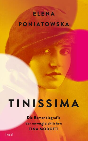 Liebe, Kunst und politische Untergrundarbeit prägen das kurze leidenschaftliche Leben der Tina Modotti (1896-1942). Als Tochter italienischer Einwanderer kommt sie 1913 nach San Francisco, wo sie als »exotische Schönheit« in Theater und Stummfilm auftritt. Sie erlebt die Atmosphäre geistiger und sexueller Befreiung in den dortigen Künstlerkreisen, lernt Edward Weston kennen - einen der großen Fotografen dieses Jahrhunderts, wird sein Modell und seine begeisterte Schülerin. Zwischen ihnen beginnt eine Liebesbeziehung, die sie nach Mexico führt. Ihr Haus wird Treffpunkt mexikanischer und ausländischer Künstler, unter ihnen Frida Kahlo und Diego Rivera. In diesen bewegten Jahren lebt Tina die Fülle ihrer künstlerischen und persönlichen Leidenschaften, sie erfährt bewundernde Anerkennung als Frau und Künstlerin und steht im Austausch mit den interessantesten Gestalten im brodelnden Mexiko der zwanziger Jahre. Und wie viele ihrer Künstlerfreunde, engagiert sie sich auf Seiten der revolutionären Linken - bis im Januar 1929 ihr Liebhaber, der Politemigrant Julio Antonio Mella, auf offener Straße erschossen - und Tina des Mordes verdächtigt wird …