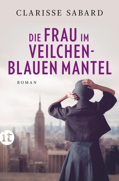 Jo ist mit ihrem Leben eigentlich ganz zufrieden: Sie ist Single, Anfang dreißig, hat eine Clique, mit der sie Pferde stehlen kann, und einen Opa, der immer für sie da ist. Jetzt müsste nur noch ihr bester Kumpel merken, dass zwischen den beiden mehr ist als nur Freundschaft …Bei einer Routineuntersuchung bekommt sie jedoch eine beunruhigende Diagnose: Sie muss sich einer Operation am Gehirn unterziehen, ein Aneurysma könnte ihr Leben gefährden. Um sie vor der wichtigen OP auf andere Gedanken zu bringen, schenkt Jos Opa ihr eine Kette mit einer geheimnisvollen Inschrift: »Von Charlotte für Gabriel«. Doch wer waren die beiden, und wie gelangte die Kette in den Besitz des Großvaters? Auf der Flucht vor der Gegenwart taucht Jo in ihre Familiengeschichte ein, ihre Suche wird sie bis ins Amerika der zwanziger Jahre führen - und ihr Leben für immer verändern. Clarisse Sabard schreibt einfühlsam und leicht über die Liebe einer Mutter, die Geheimnisse der Vergangenheit und das Glück des Neuanfangs. Die Frau im veilchenblauen Mantel ist ein Feel-Good-Roman mit allem, was dazugehört - ein echtes Herzensbuch.