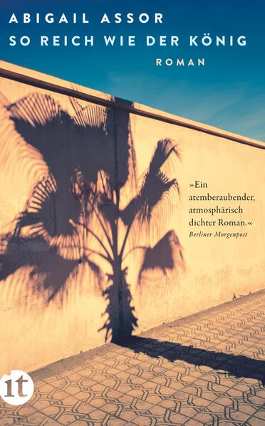 Sarah, die sechzehnjährige, bildschöne Französin, hat nichts. Driss, der Sohn einer der wohlhabendsten muslimischen Familien hingegen hat alles, ist reich wie der König. Sarah beschließt, ihn zu verführen, ihn zu heiraten. Ihr Weg dahin führt sie durch die Stadt Casablanca, in all ihren Facetten: von den Armenbaracken mit den Prostituierten und Abgeschlagenen, wo Sarah mit ihrer Mutter lebt, bis in die Villenviertel auf den Hügeln, zu den reichen Jugendlichen, die jointsrauchend in üppigen Gärten an Pools sitzen und nachts durch die Clubs der Stadt ziehen - während sich unten, in den Baracken, alle nach einem Ort weit weg sehnen, einem unerreichbaren Ort. Sarah ist entschlossen, diesen Ort zu erreichen, ganz gleich, was sie dafür opfern muss. So reich wie der König erzählt vom Aufstieg und Fall einer jungen Frau im Casablanca der 1990er Jahre. Von einer pulsierenden Stadt voller Widersprüche und zwei jungen Menschen, für die die Liebe notgedrungen zur Verhandlungsmasse wird. Ein Roman von sinnlicher und poetischer Sprachgewalt, der zwischen Schönheit und Härte changiert.