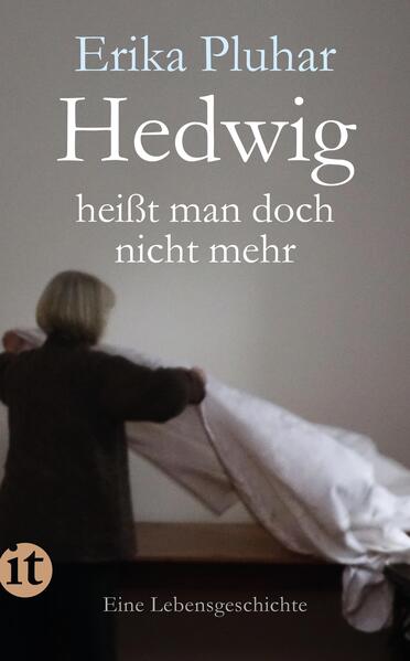 Mit 51 Jahren kehrt Hedwig Pflüger in die von ihrer Großmutter ererbte Wiener Wohnung zurück, nachdem sie diese Stadt und die alte Frau, bei der sie aufwuchs, einige Jahrzehnte gemieden hatte. Hedwig steht am Wendepunkt ihres Lebens und beginnt in der Stille des alten Wiener Wohnhauses, von Erinnerungen belagert, Vergangenes aufzuschreiben. Es wird zum Bericht vom Leben einer Frau, der nicht gelingen wollte, den genormten Forderungen ihrer Zeit zu genügen, die nach allem vergeblichen Bemühen immer wieder in Isolation und Einsamkeit geriet. Jetzt aber, während sie schreibend zurückblickt, erlernt Hedwig, Gegenwart anzunehmen und sich für neue Herausforderungen zu öffnen.