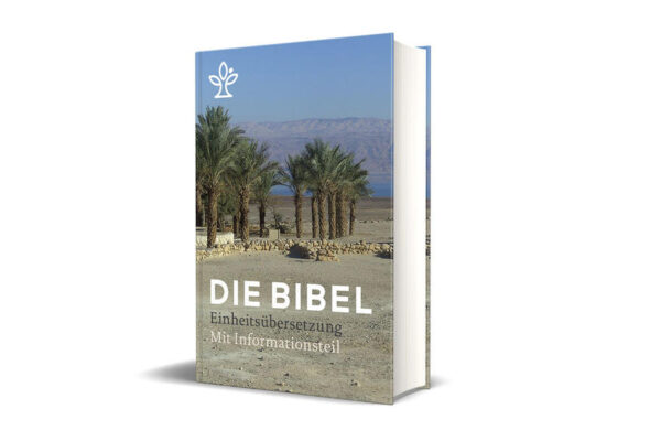 Die 96 vierfarbige Sonderseiten erschließen für alle, die mehr über die Bibel wissen wollen, in leicht verständlicher Form geschichtliche, kulturelle und theologische Hintergründe des Alten und Neuen Testaments. Der Bildführer bietet kompakte Überblicke und Detailinformationen zu vielen Fragen rund um die Bibel. Durch die gute Lesbarkeit und das handliche Kompaktformat ist die Ausgabe besonders gut als Geschenk oder zur Mitnahme in Bibelkurse und in den Unterricht geeignet. Mit Bibelleseplan. Zweispaltiger Satz, Bibeldünndruckpapier, gut lesbare Typografie, zweifarbiges Layout unter Verwendung der Schmuckfarbe Rot für eine bessere Übersichtlichkeit. Mit Einführungen in jedes biblische Buch, Zwischenüberschriften, Anmerkungen, Verweisstellen und einem Anhang mit Stichwort- und Personenregister, Zeittafel mit Sacherläuterungen und 9 Karten. Die Einheitsübersetzung wird im gesamten deutschsprachigen Raum genutzt und ist innerhalb der katholischen Kirche die verbindliche Fassung für Liturgie, Schule und Seelsorge.