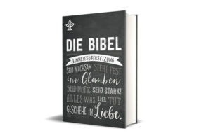 Preisgekröntes Design-Die Bibel für junge Menschen Was benötigt eine Bibel für Jugendliche? Sie muss verständlich sein, die Fragen der Jugendlichen beantworten und sollte gerne zur Hand genommen werden. Genau das möchte diese Gesamtausgabe der Einheitsübersetzung erreichen. Das Cover ist besonders schön und ansprechend in Chalk Lettering Optik gestaltet. Die Bibel ist auf hochwertigem Bibeldünndruckpapier, in einer gut lesbaren, modernen Typografie im zweifarbigen Layout unter Verwendung der Schmuckfarbe Rot für eine bessere Übersichtlichkeit gedruckt. Um den Einstieg in die Bibellektüre zu erleichtern, wurde diese handliche Bibelausgabe um 96 Seiten ergänzt, auf denen ausgewählte Bibeltexte leicht verständlich erläutert werden. Themen wie Schöpfung und Natur, Angst und Hoffnung, Beziehung und Liebe oder Arbeit und Freizeit schaffen einen Zusammenhang zum eigenen Leben und bieten christliche Impulse zum Weiterdenken und Weiterlesen. Die Zusatzseiten sind komplett vierfarbig durchdesignt und durch Handletteringelemente und Strichzeichnungen ergänzt. So finden Jugendliche einen leichten Zugang zur Bibel.