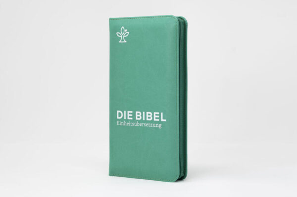 Die Bibel im frischen Grün: im hohen Brevierformat passt sie perfekt in die Hand- oder Westentasche-geschützt durch einen Reißverschluss. Einspaltiger Satz, Bibeldünndruckpapier, gut lesbare Typografie, zweifarbiges Layout unter Verwendung der Schmuckfarbe Rot für eine bessere Übersichtlichkeit. Mit Einführungen in jedes biblische Buch, Zwischenüberschriften, Anmerkungen, Verweisstellen und einem Anhang mit Stichwort- und Personenregister, Zeittafel mit Sacherläuterungen und 2 Karten. Die Einheitsübersetzung wird im gesamten deutschsprachigen Raum genutzt und ist innerhalb der katholischen Kirche die verbindliche Fassung für Liturgie, Schule und Seelsorge.