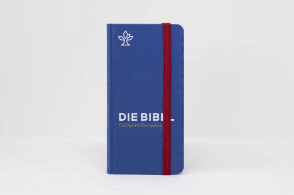 Im hohen Brevierformat passt diese Bibel perfekt in die Hand- oder Westentasche. Die vollständig abnehmbare Gummilitze stört nicht beim Lesen und schützt die Seiten unterwegs. Einspaltiger Satz, Bibeldünndruckpapier, gut lesbare Typografie, zweifarbiges Layout unter Verwendung der Schmuckfarbe Rot für eine bessere Übersichtlichkeit. Mit Einführungen in jedes biblische Buch, Zwischenüberschriften, Anmerkungen, Verweisstellen und einem Anhang mit Stichwort- und Personenregister, Zeittafel mit Sacherläuterungen und 2 Karten. Die Einheitsübersetzung wird im gesamten deutschsprachigen Raum genutzt und ist innerhalb der katholischen Kirche die verbindliche Fassung für Liturgie, Schule und Seelsorge.