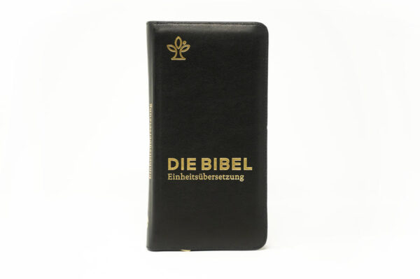 Der Echtleder-Einband aus schwarzem Meriva-Leder liegt angenehm in der Hand. Der Goldschnitt und die Goldprägung machen die Bibel im handlichen Brevier-Format zu einem kostbaren Geschenk. Einspaltiger Satz, Bibeldünndruckpapier, gut lesbare Typografie, zweifarbiges Layout unter Verwendung der Schmuckfarbe Rot für eine bessere Übersichtlichkeit. Mit Einführungen in jedes biblische Buch, Zwischenüberschriften, Anmerkungen, Verweisstellen und einem Anhang mit Stichwort- und Personenregister, Zeittafel mit Sacherläuterungen und 2 Karten. Die Einheitsübersetzung wird im gesamten deutschsprachigen Raum genutzt und ist innerhalb der katholischen Kirche die verbindliche Fassung für Liturgie, Schule und Seelsorge.