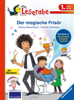 Endlich Haare schneiden! Mit einem Besuch in Dannys magischem Frisörsalon beginnt für Lila und Erik eine abenteuerliche Reise zu Drachen, Rittern und Einhörnern. Denn Danny ist ein ganz besonderer Frisör: Er beginnt erst mit seiner Arbeit, wenn ihm seine kleinen Kunden vorlesen. Dabei tauchen Danny, Lila und Erik immer tiefer in die Welt ihrer Lieblingsbücher ein... Ab 6 Jahren. Lesen lernen wie im Flug! Die Kinderbücher der Reihe Leserabe - 1. Lesestufe wurden mit Pädagogen entwickelt und richten sich an Leseanfänger ab der 1. Klasse. Kurze Texte in großer Fibelschrift sichern erste Leseerfolge und steigern die Lesekompetenz von Mädchen und Jungen ab 6 Jahren. Mit Belohnungsstickern. Empfohlen von Stiftung Lesen, gelistet bei Antolin. Weitere Informationen auf leserabe.de. Waschen, schneiden, lesen: Während Danny Beuerbach seinen kleinen Kunden die Haare schneidet, lesen sie ihm aus ihren Lieblingsbüchern vor. Dafür gibt es einen Rabatt auf den Haarschnitt. Mittlerweile ist der gelernte Frisör und Allrounder mit seiner Kampagne "Book a look and read my book" in ganz Deutschland unterwegs und setzt sich dabei unermüdlich für Leseförderung ein. Nun gibt es das Buch zu "Book a look and read my book" von und mit Danny Beuerbach. Erzählt wird die Geschichte der Geschwister Lila und Erik, die in Begleitung des magischen Frisörs Danny durch Phantasiewelten reisen und dabei auf Ritter, Drachen und Einhörner stoßen. Natürlich gibt es dabei auch etliche "haarige" Probleme zu lösen. Das Buch richtet sich an Leseanfänger ab 6 Jahren und erscheint in der Ravensburger Erstlesereihe Leserabe. Mit Belohnungsstickern und Leserätsel.