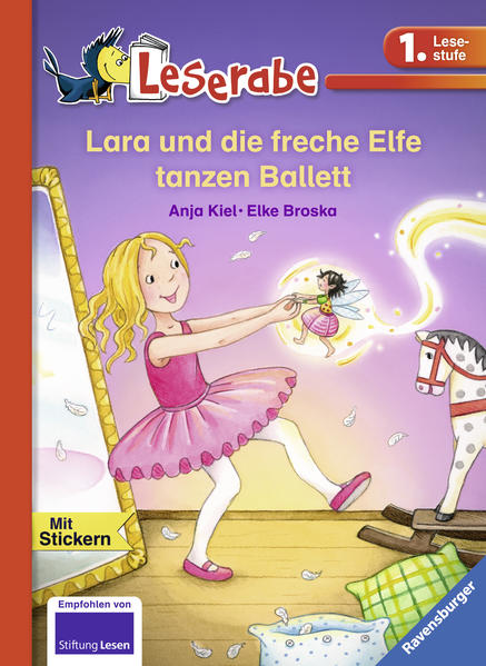 Endlich genug Platz zum Tanzen! Auf dem Dachboden bereitet Lara gemeinsam mit der Elfe Fritzi alles für ihren Ballettauftritt vor. Dazu gehört natürlich auch Musik. Leider ist die Melodie von Laras Spieluhr zum Einschlafen und so singt Lara einfach selbst. Dafür entdecken die Freundinnen auf dem Dachboden einige Schätze für ihren Auftritt: Omas Ballkleider zum Beispiel, ein Schaukelpferd und eine Lichterkette.