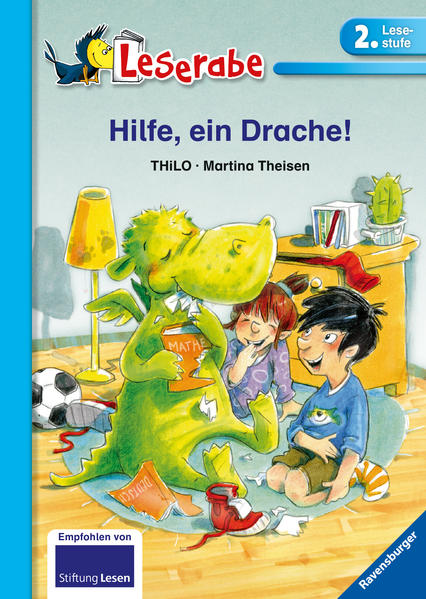 Mila und Jonas bekommen von ihrem Großonkel ein geheimnisvolles Ei. Kurz darauf schlüpft daraus ein Drache namens Kraaagh, der am liebsten Schulbücher frisst. Damit ihn zuhause niemand findet, nehmen Mila und Jonas Kraaagh mit zur Schule. Dort erteilt der Drache dem fiesen Kevin eine solche Lektion, dass der von da an keine Kinder mehr ärgert. Leider wird Kraaagh immer größer und schließlich muss der Großonkel ihn abholen. Die Kinderbücher der Reihe Leserabe - 2. Lesestufe wurden mit Pädagogen entwickelt und richten sich an fortgeschrittene Erstleser ab der 2. Klasse. Spannende Geschichten in Fibelschrift wecken die Lesemotivation von Mädchen und Jungen ab 7 Jahren. Durch Verständnisfragen zum Text wird das Gelesene spielerisch überprüft. Empfohlen von Stiftung Lesen, gelistet bei Antolin.