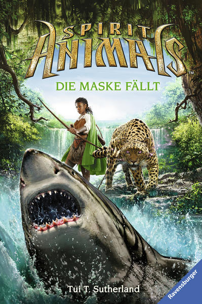 Ein Auszug aus „SPIRIT ANIMALS, BAND 5: DIE MASKE FÄLLT“ von Tui T. Sutherland: „Ich glaube, wir müssen in dieser Richtung suchen“, sagte Meilin und ging an den Bäumen vorbei. „Dort fühlt es sich - dunkler an.“ Sie blickte zurück, die anderen nickten und folgten ihr. Was war hier geschehen? Was konnte so schlimm und böse sein, dass das Echo so lange nach dem letzten großen Krieg immer noch zu spüren war? Um sie tauchten weitere krumme Bäume aus dem Nebel auf. Sie marschierten längere Zeit durch eine immer gleiche Landschaft und fühlten sich an die scheinbar endlose Nacht erinnert, während der sie über das Meer gepaddelt waren. Meilin wollten die Augen zufallen, sie konnte kaum noch die Beine heben. Am liebsten hätte sie sich schlafen gelegt, aber sie wollte an diesem Ort nicht schutzlos unbekannten Gefahren ausgeliefert sein. Der Nebel, der nicht mehr schwarz, sondern grau war, schlang sich gespenstisch um ihre Beine. Vielleicht gab es ja noch eine Sonne weit jenseits dieses schrecklichen Ortes, doch Meilin konnte immer nur ein paar Schritte weit sehen. Plötzlich wurde ihr klar, dass sie Jhi nicht mehr hinter sich hörte. Dabei war sie sicher, dass die Pandabärin da war. Sie musste da sein.