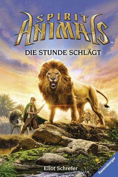 Ein Auszug aus „SPIRIT ANIMALS, BAND 6: DIE STUNDE SCHLÄGT“ von Eliot Schrefer: Rollan blickte von dem kostbaren Goldenen Löwen, der unverändert an Cabaros Hals hing, zu den umstürzenden Palmen. Vielleicht konnte Essix noch einmal versuchen, den Talisman zu packen, aber Rollan wollte es ihr nicht vorschlagen. Ein einziger Tatzenhieb Cabaros konnte das Leben des Falkenweibchens beenden. Sie brauchten den Talisman, aber vor allem durften die Eroberer ihn nicht bekommen. Die Vorstellung, Zerif könnte den Goldenen Löwen triumphierend in der Hand halten, machte Rollan schon jetzt wütend. „Lauf weg!“, rief er Cabaro zu. „Wir halten die Eroberer auf. Rette den Talisman!“ „Ich soll weglaufen?“, erwiderte Cabaro. „Du kennst mich wohl nicht. Cabaro läuft vor niemandem weg.“ „Rollan hat Recht“, sagte Tarik. „Fliehe! Um deinetwillen und für die Zukunft von ganz Erdas.“