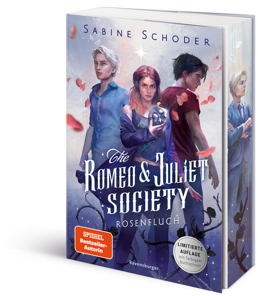 *** Limitierte Auflage mit farbigem Buchschnitt! Nur solange der Vorrat reicht! *** An dieser Akademie endet die erste große Liebe tödlich. Noch heute liegt auf den Familien von Romeo Montague und Julia Capulet ein Fluch: Alle siebzehn Jahre muss sich ein Liebespaar aus ihren beiden Häusern opfern. Joy ahnt von ihrem gefährlichen Erbe nichts, bis sie an eine Akademie entführt wird. Als Capulet darf sie sich auf keinen Fall in einen Montague verlieben, doch die Fürsten beider Häuser lassen ihr Herz höherschlagen. Auf dem Ball, auf dem das tragische Liebespaar ausgewählt wird, bringen Joys Gefühle nicht nur sie selbst in Gefahr … Band 1 der herzzerreißend romantischen Fantasy-Trilogie von SPIEGEL-Bestseller-Autorin Sabine Schoder Entdecke die komplette Reihe: The Romeo & Juliet Society Band 1: Rosenfluch Band 2: Schlangenkuss Band 3: Diamantentod