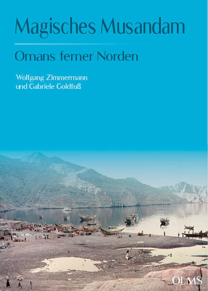 Musandam ist ein Juwel unter den Landschaften Arabiens und des Sultanates Oman. Einzigartig ist seine Lage als Halbinsel an der Straße von Hormuz. In den 1970er-Jahren begibt sich ein junger Wissenschaftler in diese entlegene Gebirgsregion, um das Leben der dortigen Bevölkerung erstmalig umfassend zu erforschen. Er entdeckt nicht nur faszinierende Landschaften geprägt vom fischreichen Meer, tief eingeschnittenen Fjorden, weiten Dattelgärten in den Oasen und ein Netz von Getreideterrassen inmitten schroffer, zerklüfteter Berge. Er begegnet auch einer faszinierenden Kultur geprägt von uralten Traditionen und dem beginnenden Wandel unter dem Einfluss des Ölbooms. Die Forschung jener Tage ist Grundlage des vorliegenden Buches unterlegt mit bisher unveröffentlichten Originalfotografien, Karten und Zeichnungen, die einen authentischen Einblick in das Leben, die Orte, die Kultur, den Handel und die Mobilität der teilweise nomadisch lebenden Bevölkerung Musandams geben. Sie erwecken eine magische Welt wieder zum Leben, die in dieser ursprünglichen Form heute verschwunden ist. Am Ende gibt das Buch einen kurzen Überblick über das heutige Musandam, welches sich zu einer dynamischen Exklave Omans, nur zwei Stunden entfernt von der Wirtschaftsmetropole Dubai, entwickelt hat.