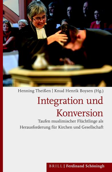 Dieser Band enthält die Dokumentation der ersten wissenschaftlichen Fachtagung zum Thema Flüchtlingskonversionen. Die internationalen Beitragenden beleuchten das Phänomen aus sozial- und religionswissenschaftlicher, philoso-phischer und theologischer, juristischer, politikwissenschaftlicher Perspektive. Seit 2015 nimmt die Zahl geflohener Menschen aus mehrheitlich muslimischen Ländern, die sich im Lauf ihrer Migrationsgeschichte dem Christentum zuwenden, stark zu. Die Situation christlicher Kirchen und Gruppierungen in den Herkunftsländern befindet sich im Umbruch, und die europäischen Kirchen treffen auf neuartige Glaubensbiographien und Konversionsnarrative. Die aufnehmenden Zivilgesellschaften stehen vor einer großen Integrationsaufgabe, und die bleiberechtlichen Konsequenzen von Flüchtlingskonversionen stellen den Staat vor Herausforderungen. Die wissenschaftliche Befassung mit den vielschichtigen Aspekten des Themas ist eine dringende Aufgabe, die die Autorinnen und Autoren dieses Bandes interdisziplinär in Angriff nehmen.