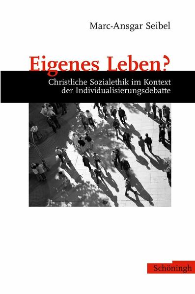 Seit mehr als 20 Jahren prägt der Begriff „Individualisierung“ die Diskussion der Soziologen, aber auch die der Nachbardisziplinen und der Öffentlichkeit. Individualisierung wird geradezu zu einem Interpretament spätmoderner Risiko-, Erlebnis- und Multioptionsgesellschaften: Grund genug, Individualisierung als sozialethisches „Zeichen der Zeit“ zu entziffern. Die zeitgenössische Christliche Sozialethik ist trotz ihres interdisziplinären Ansatzes bisher weitestgehend unbeeindruckt von dieser Diskussion geblieben. Lediglich in den Diskursen über gesellschaftlichen Wertewandel, Kommunitarismus und Bürgergesellschaft melden sich Fachvertreter zu Wort. Die grundlegenden Ambivalenzen von Chancen- und Zumutungsindividualisierung, die das Individualisierungsparadigma kennzeichnen, wurden kaum beachtet. Das „Zeitalter des eigenen Lebens“ (Beck) ist nach wie vor geprägt von sozialen und institutionellen Vorgaben. Zugleich bietet es dem Individuum umfangreiche Freiheiten, die als Chancen und Beteiligungsmöglichkeiten genutzt werden sollten, anstatt sie als Bedrohung des sozialen Zusammenhalts zu werten. Mit der „Option für die Individualisierungsverlierer“, die im Kontext einer Neuvermessung von Beteiligungsgerechtigkeit in die interdisziplinäre Diskussion eingeführt wird, leistet die Untersuchung einen genuin sozialethischen Beitrag. Illustriert wird dieser durch einen Ausblick auf die Debatte zu einer beteiligungsgerechten Modernisierung des Bildungssektors. Zugleich wird das Verhältnis von soziologisch-empirischen Zeitdiagnosen und theologisch-ethischen Reflexionen einer Hermeneutik der „Zeichen der Zeit“ neu bestimmt.