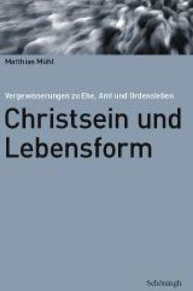 Sind die christlichen Lebensformen und Berufungen letztlich gleich? Kann und soll überhaupt noch über deren Verschiedenheit und Zueinander nachgedacht werden? Was ist das Spezificum von Ehe, Ordensleben und Weiheamt? Die vorliegende Studie gibt eine sozialwissenschaftlich, geschichtlich und systematisch fundierte Antwort. Ein Nachdenken über die unterschiedlichen Lebensformen und Berufungen in der Kirche, also dem, was traditionell als die 'kirchlichen Stände' bezeichnet wird, ist in der Theologie heute nicht gerade 'en vogue'. Das mag nicht zuletzt mit der Fülle von Anfragen und Schwierigkeiten zu tun haben, die sich hier auftun. Doch abgesehen davon: Stehen die unterschiedlichen Gestalten gelebten Christseins einfachhin unverbunden nebeneinander? Haben sie sich nichts zu sagen? Die vorliegende Studie glaubt dies nicht nur verneinen zu können, vielmehr scheint ihr eine Reflexion auf die verschiedenen Realisierungen des Christseins geradezu ein theologisches Desiderat zu sein. Denn: Wie will die Kirche als Gemeinschaft, wie jeder einzelner Christ, glaubwürdig Zeugnis davon geben, worauf sie hofft, wenn die Weise ihrer konkreten Lebensordnung nicht glaubwürdig begründet werden kann? Dem umrissenen Problemhorizont geht die Arbeit in sozialwissenschaftlich-anthropologischer, in exegetischer und theologiegeschichtlicher und in systematisch-theologischer Hinsicht nach. In der Antwort zeigt sich die Kirche als Gemeinschaft, die gerade insoweit sie 'in und aus' den unterschiedlichen Lebensformen und Berufung besteht, das ist, was sie sein soll: Zeichen der Gegenwart Christi.